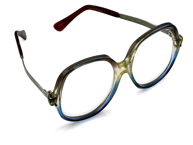 7 signs you need reading glasses