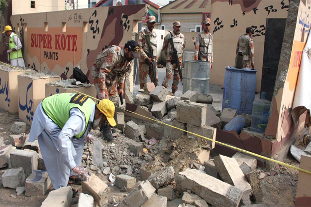 security officials inspecting the site of attack two check posts of rangers were attacked with grenades in gulshan e iqbal and essa nagri area photo inp