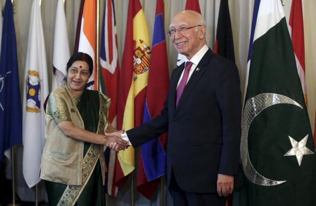 advisor to prime minister for foreign affairs sartaj aziz r shakes hands with indian foreign minister sushma swaraj l after their meeting at the foreign ministry in islamabad pakistan on december 9 2015 photo reuters