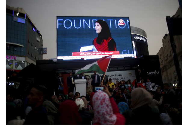 palestinians watch on a screen in the west bank city of ramallah march 13 2016 as primary school teacher hanan al hroub receives the million dollar teacher award photo reuters