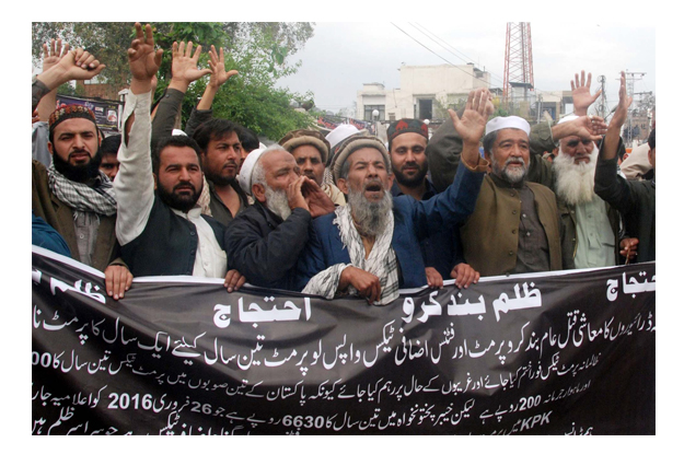 members of rickshaw driver union chant slogans for the acceptance of their demands outside peshawar press club photo ppi