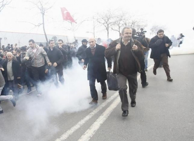 riot police use tear gas to disperse protesting employees and supporters of zaman newspaper at the courtyard of the newspaper 039 s office in istanbul turkey march 5 2016 photo reuters