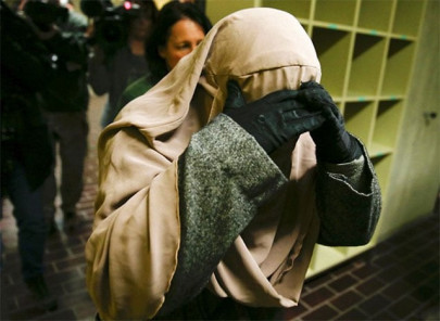 muslim woman finally agrees to lift veil during german racism trial