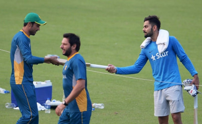 kohli gifts amir bat in fresh show of love kohli gifts amir bat in fresh show of love