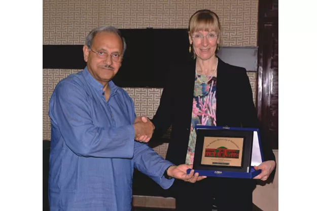 dr qaiser mushtaq vice chancellor of the islamia university of bahawalpur iub presenting a shield to german ambassador to pakistan ina lepel photo express dr qaiser mushtaq vice chancellor of the islamia university of bahawalpur iub presenting a shield to german ambassador to pakistan ina lepel photo express