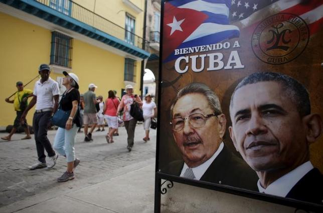 tourists pass by images of u s president barack obama and cuban president raul castro in a banner that reads 039 039 welcome to cuba 039 039 at the entrance of a restaurant in downtown havana march 17 2016 photo reuters