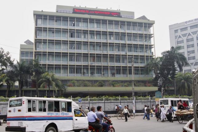 commuters pass by the front of the bangladesh central bank building in dhaka march 8 2016 photo reuters