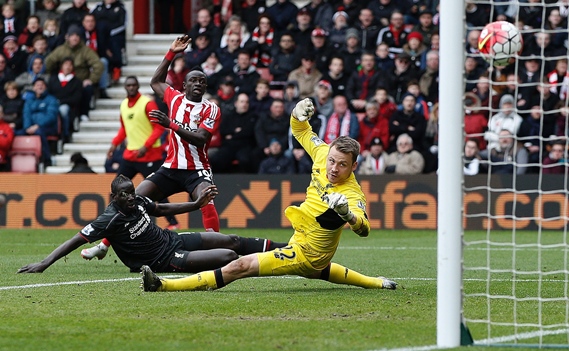 simon mignolet dives to save sadio mane 039 s shot during the match between southampton and liverpool at st mary 039 s stadium in southampton on march 20 2016 photo afp