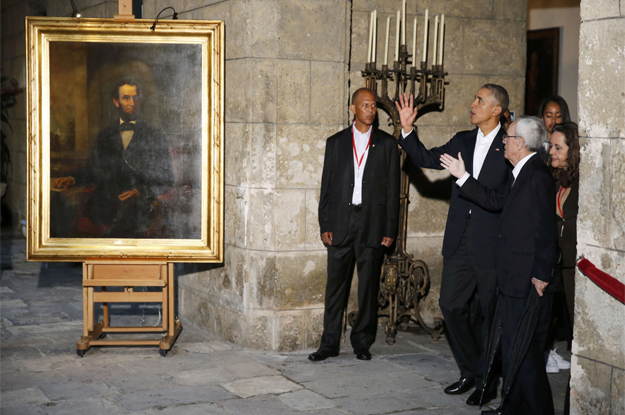 u s president barack obama stands near a portrait of abraham lincoln as he is guided on a tour of old havana in havana march 20 2016 photo reuters