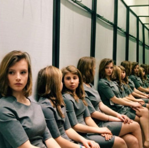 the internet can t figure out how many girls are in this instagram photo