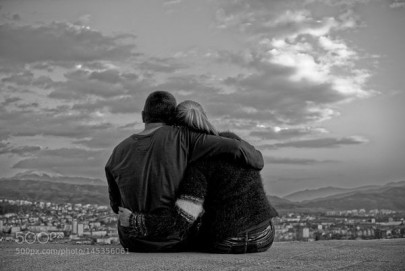 palestinian student couple s hug makes university blush
