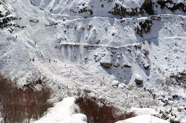 rescue teams search for students said to be buried under the snow in chitral photo inp rescue teams search for students said to be buried under the snow in chitral photo inp