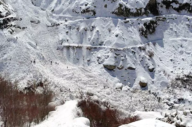 rescue teams search for students said to be buried under the snow in chitral photo inp rescue teams search for students said to be buried under the snow in chitral photo inp