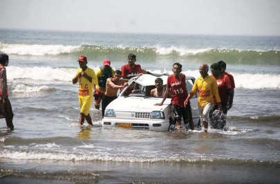 waltzing in the waves two floating cars rescued from sea view waltzing in the waves two floating cars rescued from sea view