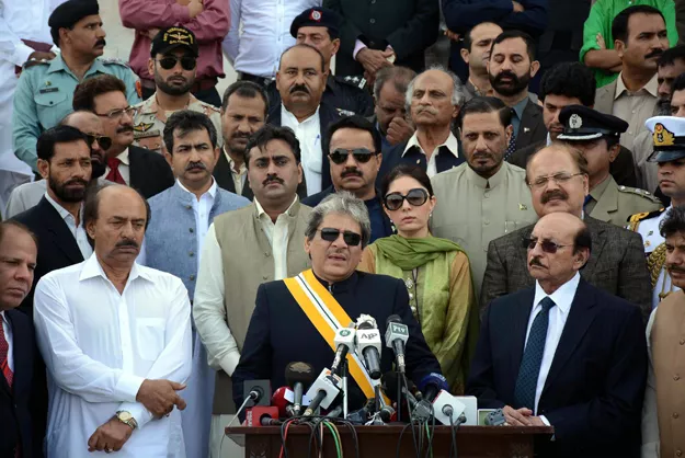 on 23rd march pakistan day governor ishrat ul ibad along others addressing at tomb of quaid e azam photo express on 23rd march pakistan day governor ishrat ul ibad along others addressing at tomb of quaid e azam photo express