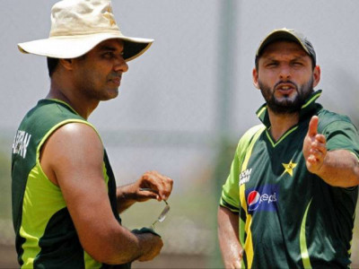 waqar younis bids farewell to team in emotional speech waqar younis bids farewell to team in emotional speech