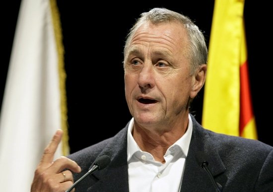 johan cruyff speaks after being presented as the new football coach of catalonia at palau de congresos de catalunya in barcelona in this november 9 2009 file photo photo reuters