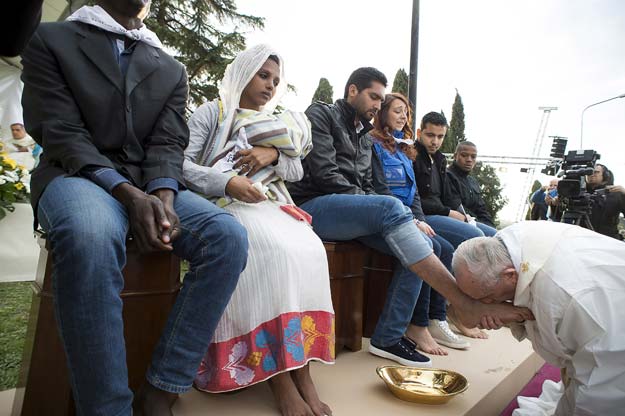 pope francis kisses the foot of a refugee during the foot washing ritual at the castelnuovo di porto refugees center near rome italy march 24 2016 photo reuters