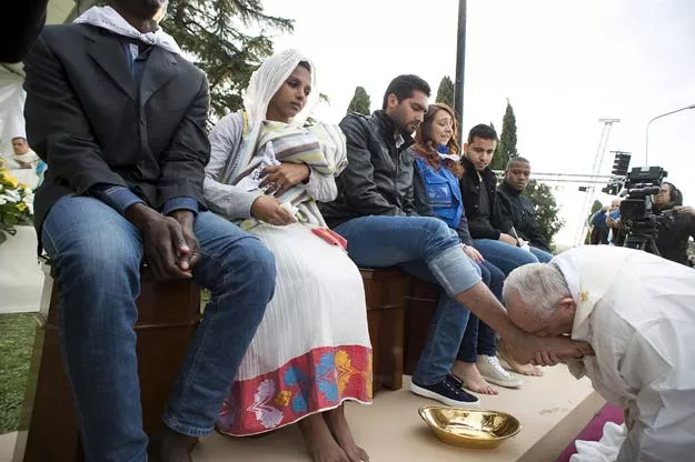 pope francis kisses the foot of a refugee during the foot washing ritual at the castelnuovo di porto refugees center near rome italy march 24 2016 photo reuters pope francis kisses the foot of a refugee during the foot washing ritual at the castelnuovo di porto refugees center near rome italy march 24 2016 photo reuters
