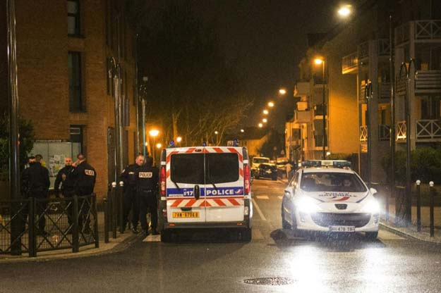 police take part in a raid in the argenteuil neighbourhood northwest of paris photo afp