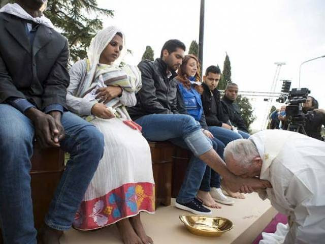 pope francis kisses the foot of a refugee during the foot washing ritual at the castelnuovo di porto refugees center near rome italy march 24 2016 photo reuters pope francis kisses the foot of a refugee during the foot washing ritual at the castelnuovo di porto refugees center near rome italy march 24 2016 photo reuters