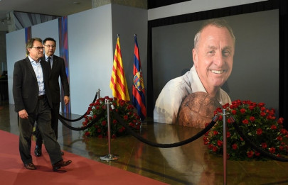 he made us champions   barcelona pays homage to cruyff