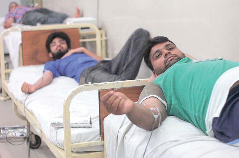 people donate blood for the iqbal park blast victims photo app