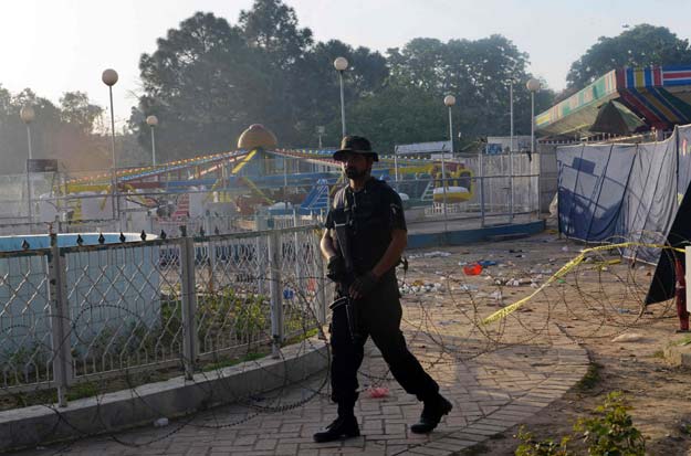 a police commando stands guard at the site following an overnight suicide bombing in lahore on march 28 2016 photo afp