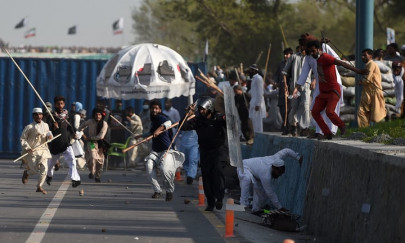 qadri supporters continue sit in for second day outside parliament qadri supporters continue sit in for second day outside parliament