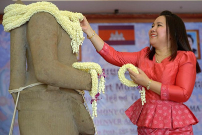 us museum returns looted statue to cambodia us museum returns looted statue to cambodia