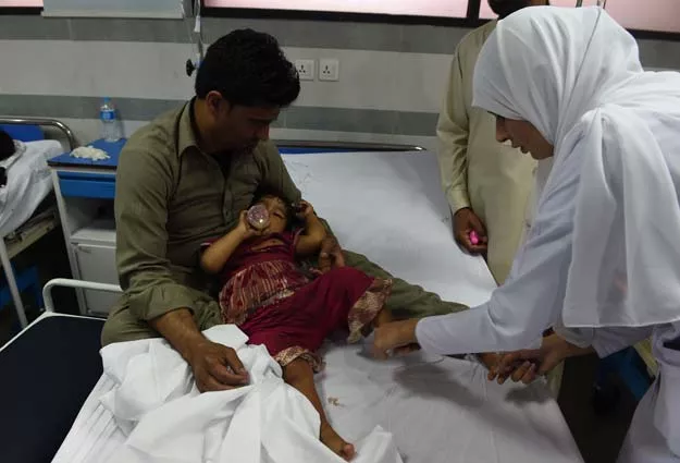 an injured pakistani child victim of a suicide blast rests in a hospital in lahore on march 28 2016 photo afp an injured pakistani child victim of a suicide blast rests in a hospital in lahore on march 28 2016 photo afp