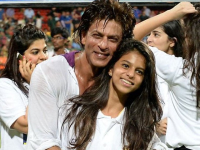this adorable photo of srk s daughter and son at the beach has gone viral this adorable photo of srk s daughter and son at the beach has gone viral