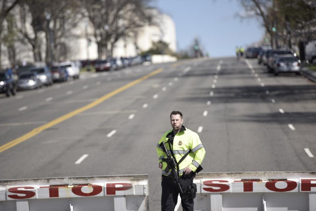 a police officer stands guard at the us capitol complex in washington dc on march 28 2016 after reports of shots fired photo afp