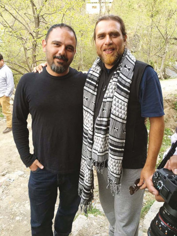 jami left and rohail hyatt right pose for a picture in the valley photo publicity