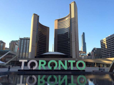 toronto sign lit up green and white to pay tribute to lahore blast victims