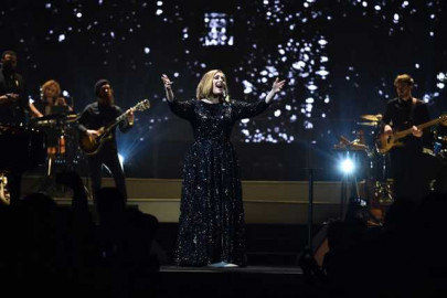 adele pays tribute to lahore bomb victims at concert