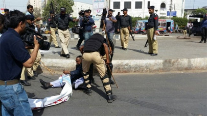 police baton charge protesting teachers in karachi