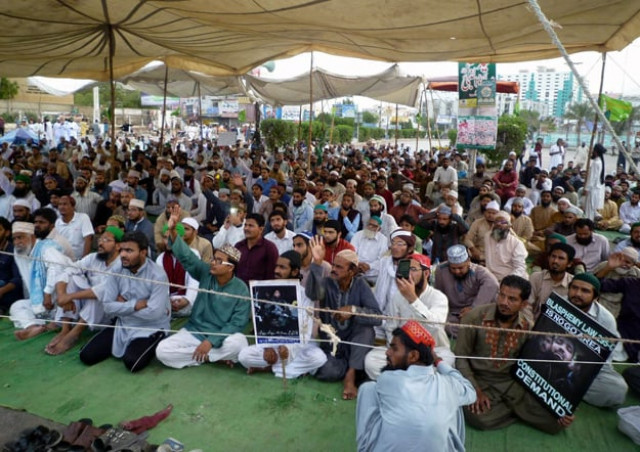 sit in on karachi 039 s main artery ma jinnah road by the ittehad e ahle sunnat photo express