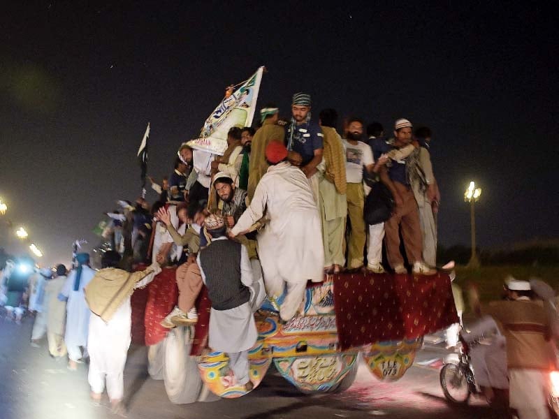 protesters leave after a four day long dharna in the capital s red zone following successful talks photo afp