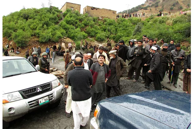 political agent muhammad zubair and fc officials examine the coal mine at doli area orakzai after 5 workers lost their lives photo online political agent muhammad zubair and fc officials examine the coal mine at doli area orakzai after 5 workers lost their lives photo online