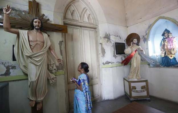 a woman prays in front of the statue of jesus christ on the occasion of good friday in a church in kolkata march 25 2016 reuters