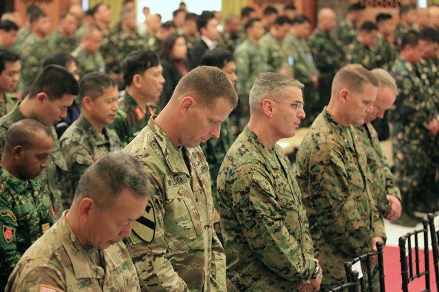 us troops pause in prayers during the opening ceremony of the 2016 balikatan military exercises at the armed forces of the philippines headquarters in camp aguinaldo quezon city metro manila april 4 2016 photo reuters