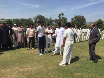 imran khan hunts for fast bowlers in islamabad imran khan hunts for fast bowlers in islamabad