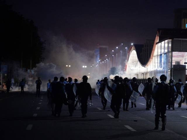 anti riot police officers walk to supporters of executed islamist mumtaz qadri during an anti government protest in islamabad on march 27 2016 photo afp anti riot police officers walk to supporters of executed islamist mumtaz qadri during an anti government protest in islamabad on march 27 2016 photo afp