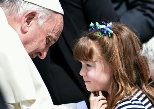 little lizzy gets wish to see pope before going blind photo afp