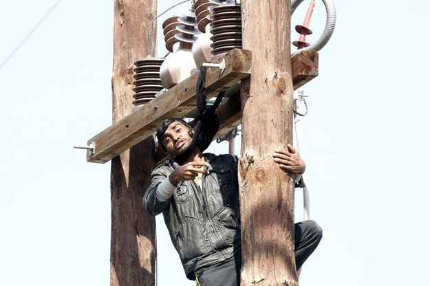 a pakistani migrant threatens to hang himself from a utility pole during a demonstration inside the moria registration centre on the greek island of lesbos april 6 2016 photo reuters