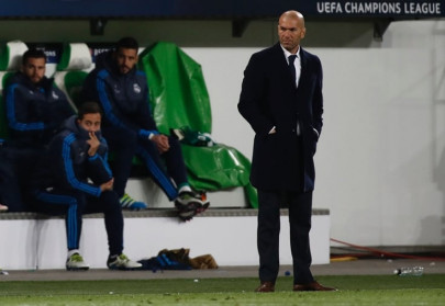zidane fuming as real crash at wolfsburg