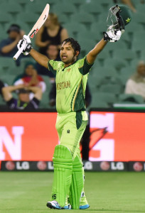 former pakistan greats throw support behind sarfraz