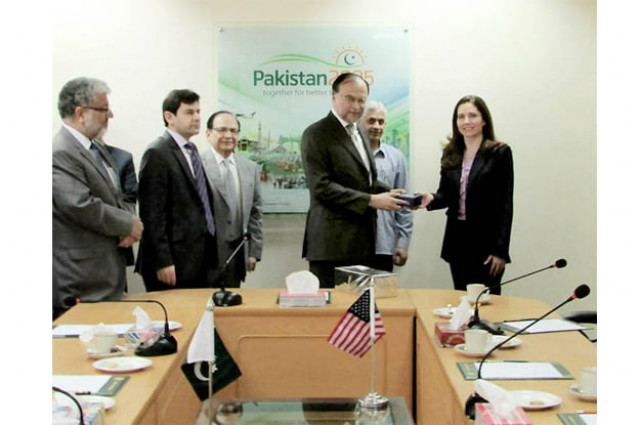 ederal minister for planning development and reform ahsan iqbal receiving souvenir from ms evan ryan us assistant secretary education and cultural affairs photo nni ederal minister for planning development and reform ahsan iqbal receiving souvenir from ms evan ryan us assistant secretary education and cultural affairs photo nni