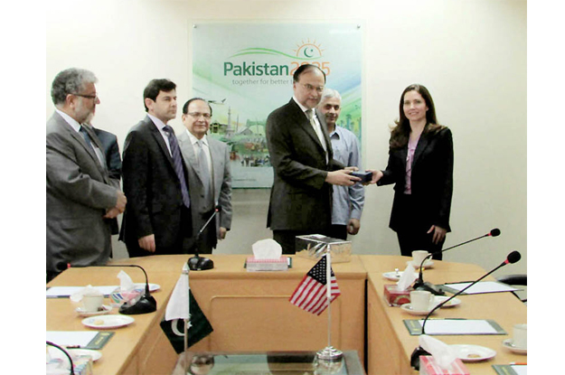 ederal minister for planning development and reform ahsan iqbal receiving souvenir from ms evan ryan us assistant secretary education and cultural affairs photo nni